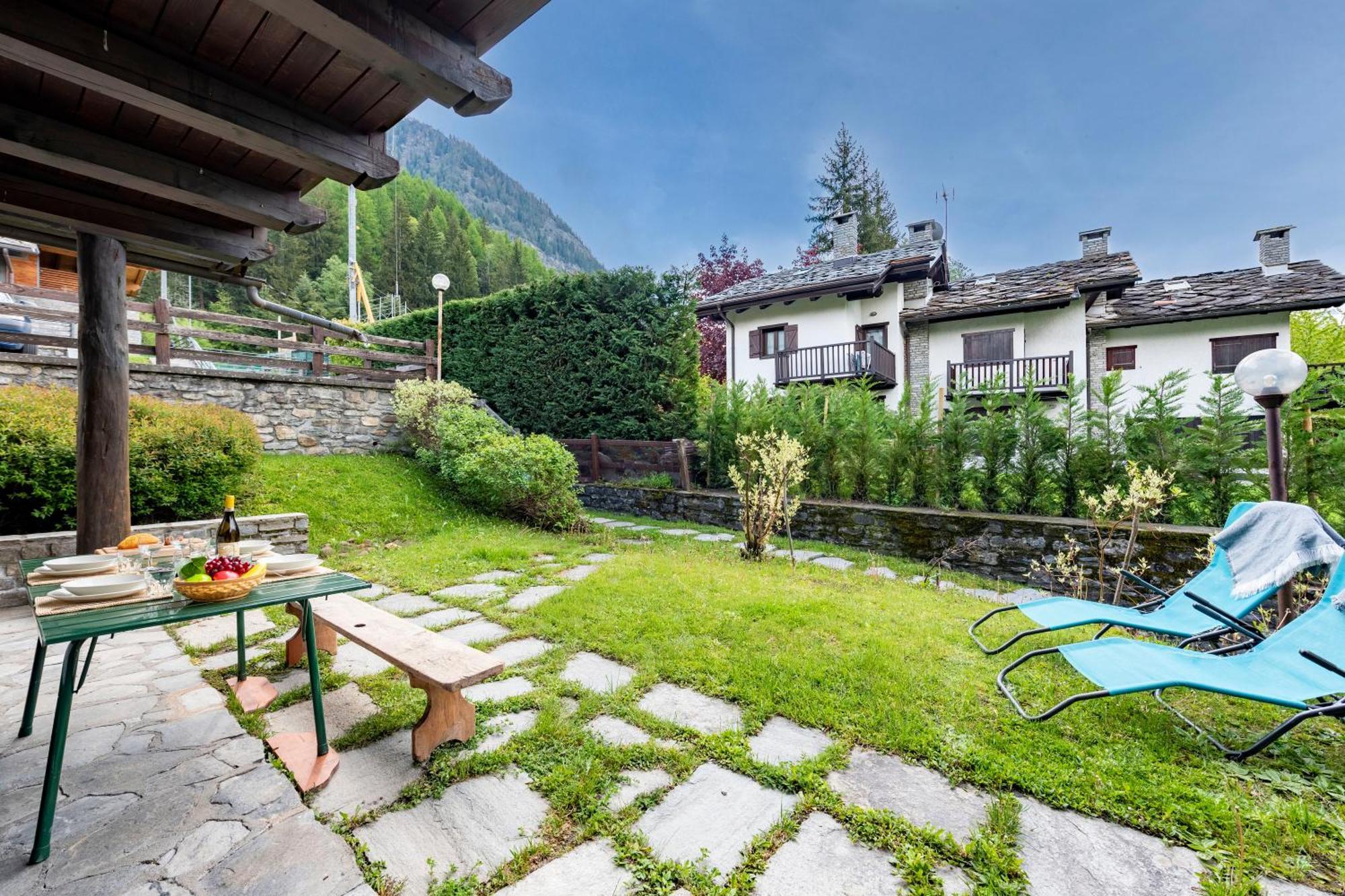 Apartment Flat With Garden In - Happy